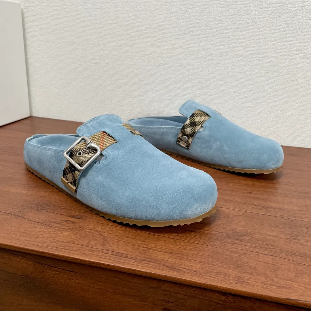 Men's Men's Shoes 💰340【New Style】🐝🐝Burberry New Burberry - Men's Checked Leather Urchin Half-Flop Sandal Made of soft suede cowhide and calfskin, these half-flop sandals feature an adjustable B-shaped buckle strap and are decorated with the signature sand-colored Burberry check in jacquard worsted. The upper wraps around the midsole and is paired with a sole made of the same upper material with an embossed logo on the heel and a wavy rubber outsole embellished with the Burberry lettering. Fashionable and casual! Comes with full set of original packaging dust bag! Code number: 39-40-41-42-43-44 standard code (38/45 can be customized and returns and exchanges are not supported)